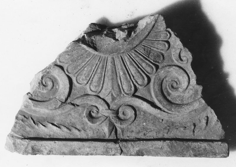 C000773 - restauro - Colosseo, settore nord, primo ordine, lavori per la rimozione di un capitello corinzio (foto ottobre 1986)