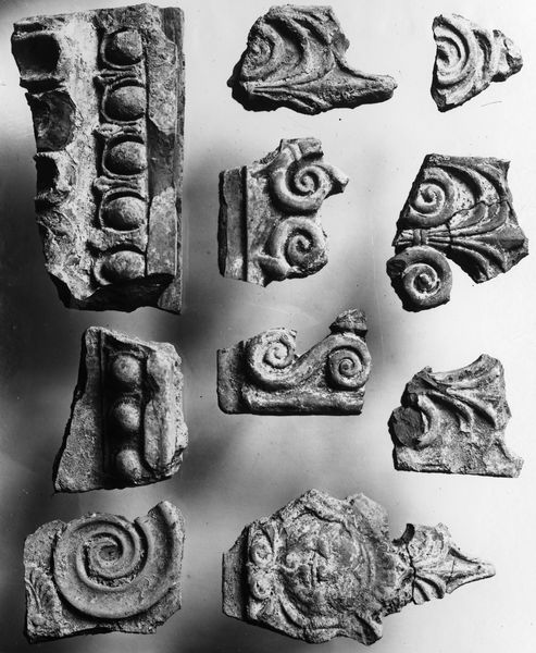 C000792 - reperto - Colosseo, ipogei, settore occidentale, un frammento di transenna marmorea; neg. serie I256