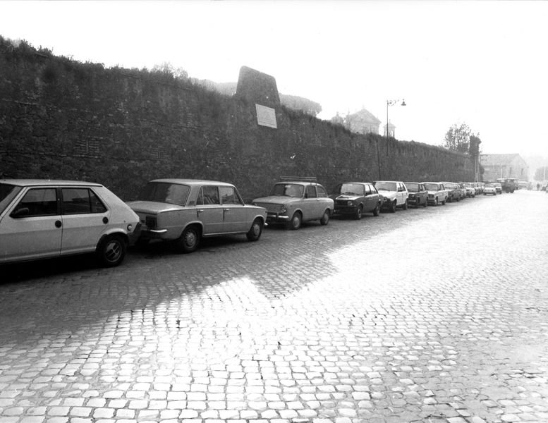 005440 - monumento - Veduta del muro con macchine parcheggiate