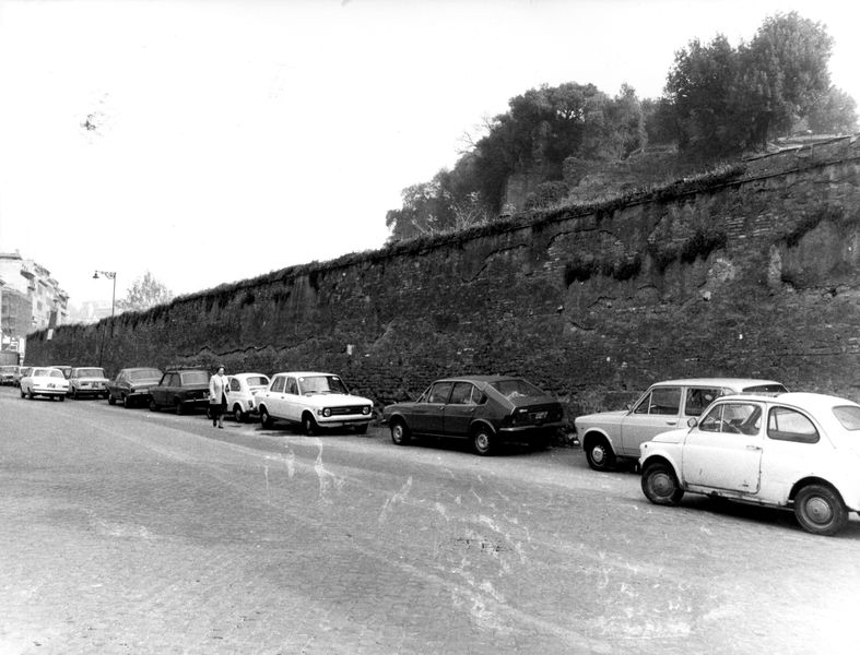 005439 - monumento - Veduta del muro con macchine parcheggiate