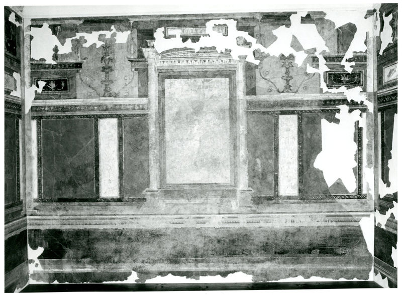 002048 - reperto - Casa di Augusto, "Studiolo di Augusto" c.d., cubicolo superiore, parete di fondo: pittura parietale in secondo stile pompeiano, dopo il distacco e restauro, con ricollocazione in situ su pannelli. Bibliografia: Musatti, G. "Casa di Augusto sul Palatino. L'intervento di restauro e considerazioni sulla decorazione pittorica" in Bollettino d'Arte 2, aprile-giugno 2009 (serie VII) pp. 21 e ss. / Iacopi, I. "Casa di Augusto, le pitture" Electa 2007

Neg. serie 6x6 nÂ° 18651