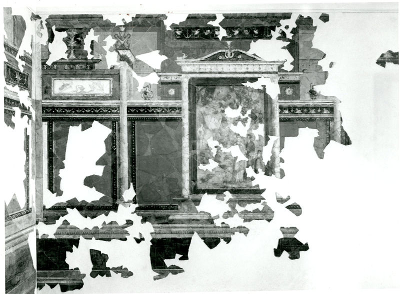 002050 - reperto - Casa di Augusto, "Studiolo di Augusto" c.d., cubicolo superiore, parete meridionale: pittura parietale in secondo stile pompeiano, dopo il distacco e restauro, con ricollocazione in situ su pannelli. Bibliografia: Musatti, G. "Casa di Augusto sul Palatino. L'intervento di restauro e considerazioni sulla decorazione pittorica" in Bollettino d'Arte 2, aprile-giugno 2009 (serie VII) pp. 21 e ss. / Iacopi, I. "Casa di Augusto, le pitture" Electa 2007

Neg. serie 6x6 nÂ° 18650