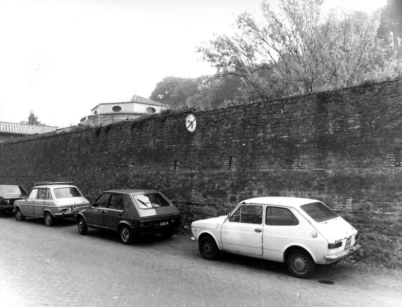 005436 - monumento - Veduta del muro con macchine parcheggiate