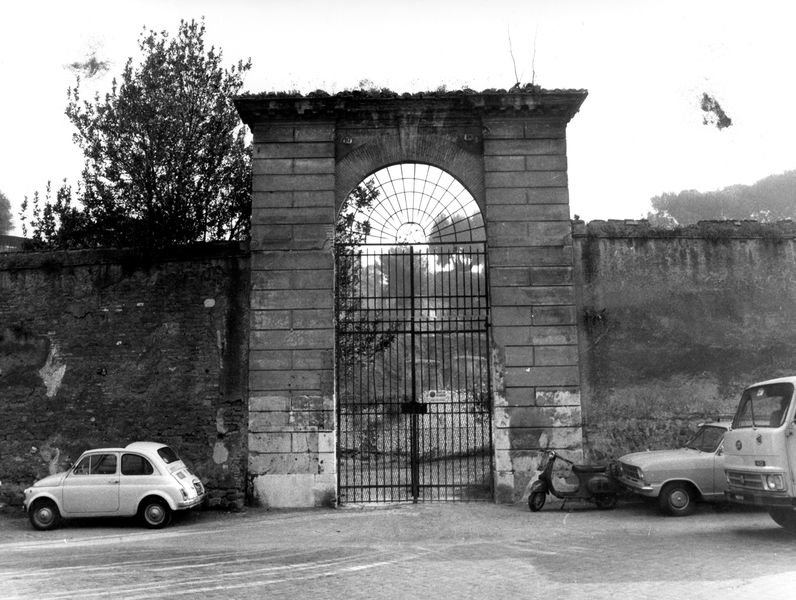 005435 - monumento - Veduta del muro con macchine parcheggiate