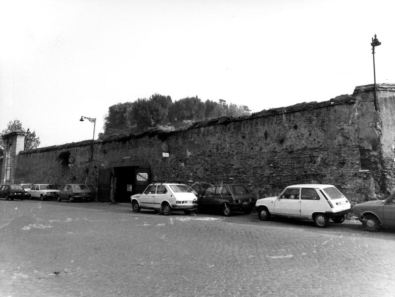 005434 - monumento - Veduta del muro con macchine parcheggiate