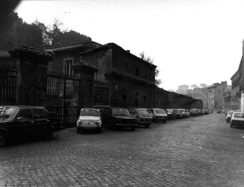 005433 - monumento - Veduta del muro con macchine parcheggiate