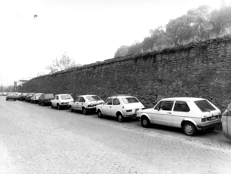 005431 - monumento - Veduta del muro con macchine parcheggiate