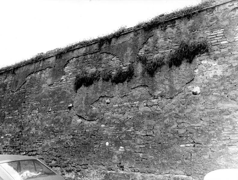 005430 - monumento - Veduta del muro con macchine parcheggiate