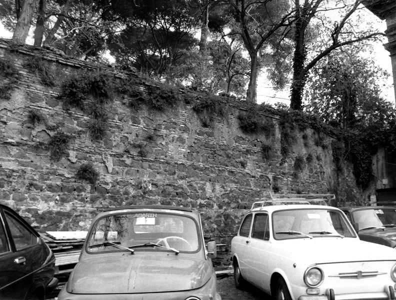 005429 - monumento - Veduta del muro con macchine parcheggiate
