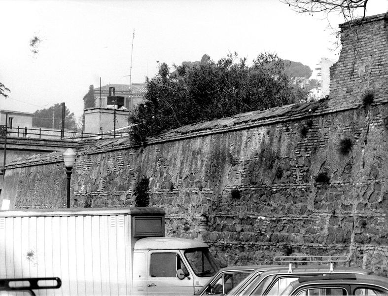 005428 - monumento - Veduta del muro con macchine parcheggiate