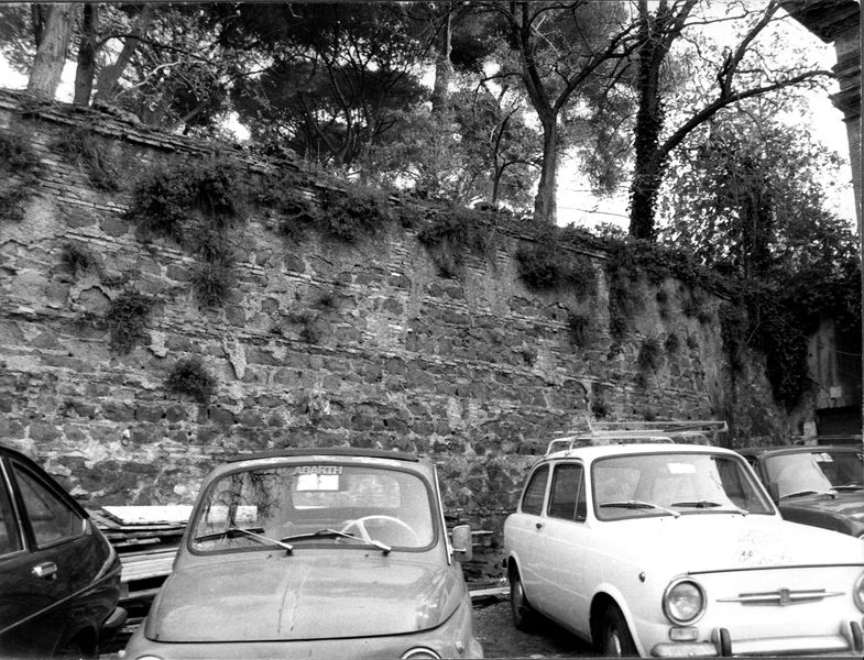 005425 - monumento - Veduta del muro con macchine parcheggiate