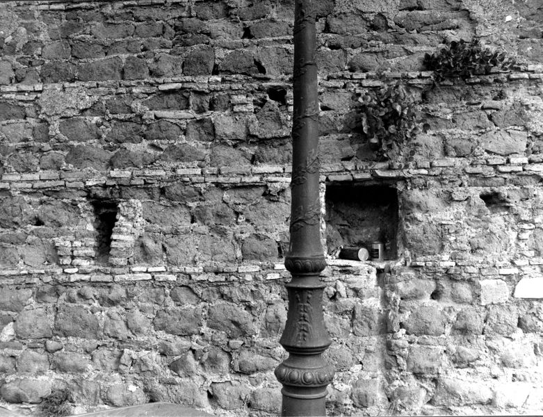 005424 - monumento - Veduta del muro con macchine parcheggiate