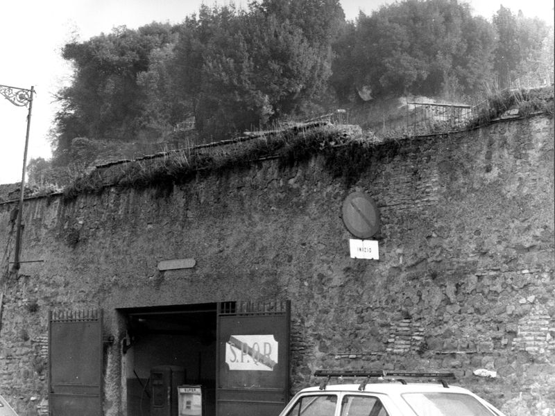005423 - monumento - Veduta del muro con macchine parcheggiate