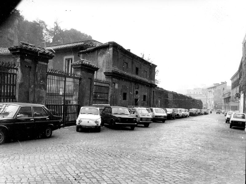 005422 - monumento - Veduta del muro con macchine parcheggiate