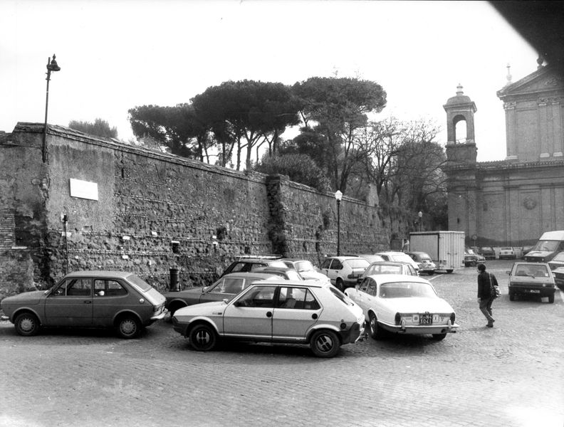 005421 - monumento - Veduta del muro con macchine parcheggiate