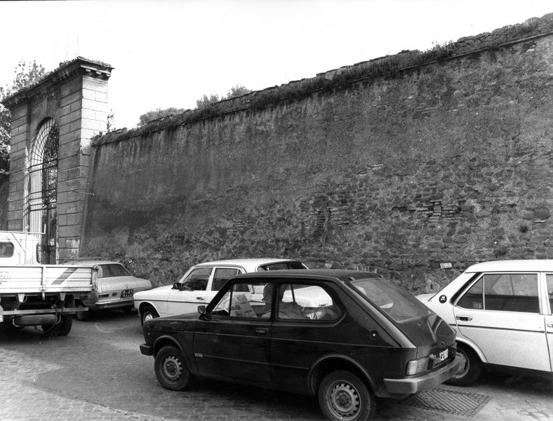005420 - monumento - Veduta del muro con macchine parcheggiate