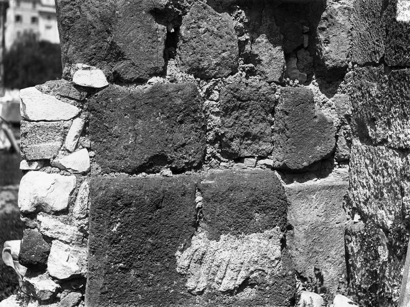 012197 - monumento - Basilica Emilia, particolare della fronte del muro medievale davanti la taberna VIII. Neg. serie E nnÂ° 2461-1065