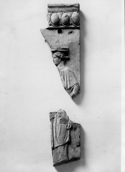 C000852 - monumento - Colosseo, ipogei, settore orientale, particolare di un arco. In secondo piano, a destra scala di collegamento con la galleria di servizio, a sinistra scala a due rampe che collegava i due livelli dei sotterranei e questi con il piano dell'arena; neg. serie I261