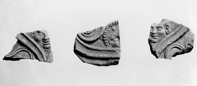 C000869 - reperto - Colosseo, settore occidentale, primo ordine. Iscrizione relativa al restauro di Rufo Cecina Felice Lampadio (foto 1982); neg. serie 264