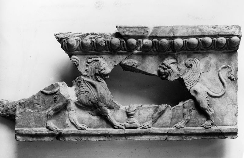 C000875 - reperto - Colosseo, settore occidentale, primo ordine, capitello composito (foto 1982); neg. serie I264