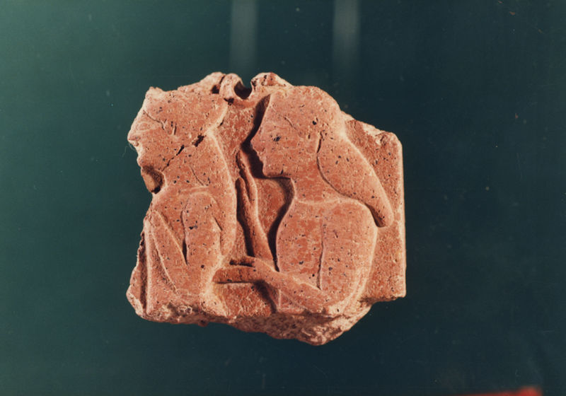 C000903 - reperto - Colosseo, ipogei, galleria occidentale, antiquarium: in basso alcuni parapetti di vomitoria; in alto lastrone con iscrizioni relative ai "loca senatorii"; neg. serie I267