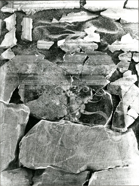 002085 - restauro - Casa di Augusto, "Studiolo di Augusto" c.d., cubicolo superiore, particolare della decorazione della parete settentrionale: durante il restauro della pittura parietale in secondo stile pompeiano, dopo il distacco, con successiva ricollocazione in situ. Bibliografia: Musatti, G. "Casa di Augusto sul Palatino. L'intervento di restauro e considerazioni sulla decorazione pittorica" in Bollettino d'Arte 2, aprile-giugno 2009 (serie VII) pp. 21 e ss. / Iacopi, I. "Casa di Augusto, le pitture" Electa 2007

Neg. serie Film nÂ° 817