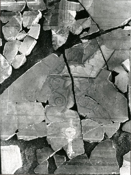 002087 - restauro - Casa di Augusto, "Studiolo di Augusto" c.d., cubicolo superiore, particolare della decorazione della parete settentrionale: durante il restauro della pittura parietale in secondo stile pompeiano, dopo il distacco, con successiva ricollocazione in situ. Bibliografia: Musatti, G. "Casa di Augusto sul Palatino. L'intervento di restauro e considerazioni sulla decorazione pittorica" in Bollettino d'Arte 2, aprile-giugno 2009 (serie VII) pp. 21 e ss. / Iacopi, I. "Casa di Augusto, le pitture" Electa 2007

Neg. serie Film nÂ° 817