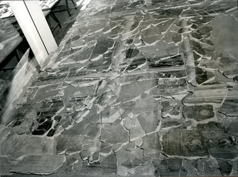 002098 - restauro - Casa di Augusto, "Studiolo di Augusto" c.d., cubicolo superiore, particolare della decorazione della parete settentrionale: durante il restauro della pittura parietale in secondo stile pompeiano, dopo il distacco, con successiva ricollocazione in situ. Bibliografia: Musatti, G. "Casa di Augusto sul Palatino. L'intervento di restauro e considerazioni sulla decorazione pittorica" in Bollettino d'Arte 2, aprile-giugno 2009 (serie VII) pp. 21 e ss. / Iacopi, I. "Casa di Augusto, le pitture" Electa 2007

Neg. serie 6x6 nÂ° 5629