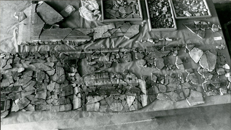 002101 - restauro - Casa di Augusto, "Studiolo di Augusto" c.d., cubicolo superiore, particolare della decorazione della parete di fondo: durante il restauro della pittura parietale in secondo stile pompeiano, dopo il distacco, con successiva ricollocazione in situ. Bibliografia: Musatti, G. "Casa di Augusto sul Palatino. L'intervento di restauro e considerazioni sulla decorazione pittorica" in Bollettino d'Arte 2, aprile-giugno 2009 (serie VII) pp. 21 e ss. / Iacopi, I. "Casa di Augusto, le pitture" Electa 2007

Neg. serie Film nÂ°723
