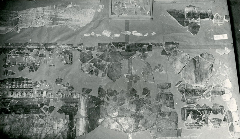 002134 - restauro - Casa di Augusto, "Studiolo di Augusto" c.d., cubicolo superiore, parete di fondo: pittura parietale in secondo stile pompeiano, durante la fase di restauro. Anno dell'intervento: 1987 circa.
Bibliografia: Musatti, G. "Casa di Augusto sul Palatino. L'intervento di restauro e considerazioni sulla decorazione pittorica" in Bollettino d'Arte 2, aprile-giugno 2009 (serie VII) pp. 21 e ss. 

Neg. serie Film nÂ° 723