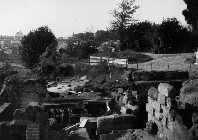 000042 - scavo archeologico - Palatino, scavi al Germalo nel 1948, particolare (foto Davico); senza negativo