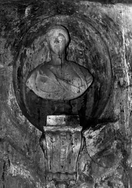 005909 - monumento - Palatino, Horti Farnesiani, il Ninfeo della pioggia, busto; FILM n. 1328