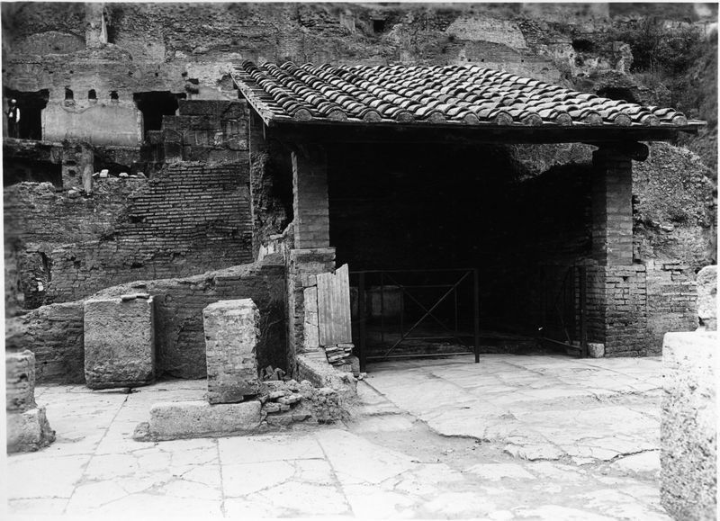 015454 - monumento - Foro Romano, Horrea Agrippiana, edicola del genio; neg. serie E, n. 1868