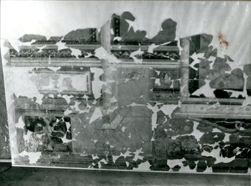 002140 - restauro - Casa di Augusto, "Studiolo di Augusto" c.d., cubicolo superiore, parete settentrionale: pittura parietale in secondo stile pompeiano, durante la fase di restauro e di collocazione su supporto ligneo. Anno dell'intervento: 1987 circa.
Bibliografia: Musatti, G. "Casa di Augusto sul Palatino. L'intervento di restauro e considerazioni sulla decorazione pittorica" in Bollettino d'Arte 2, aprile-giugno 2009 (serie VII) pp. 21 e ss. 

Neg. serie Film nÂ° 960