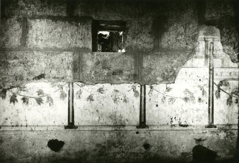 001904 - monumento - Casa di Augusto, "Stanza dei festoni di pino" c.d., parete occidentale: pittura parietale in secondo stile pompeiano, in situ,1965.
Bibliografia: Musatti, G. "Casa di Augusto sul Palatino. L'intervento di restauro e considerazioni sulla decorazione pittorica" in Bollettino d'Arte 2, aprile-giugno 2009 (serie VII) pp. 21 e ss. /  Iacopi, I. "La Casa di Augusto, le pitture" Electa 2007 

Neg. serie Gabinetto fotografico nazionale nÂ° 47771