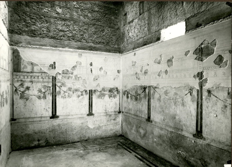 001903 - monumento - Casa di Augusto, "Stanza dei festoni di pino" c.d., angolo sud: pittura parietale in secondo stile pompeiano, in situ,1965.
Bibliografia: Musatti, G. "Casa di Augusto sul Palatino. L'intervento di restauro e considerazioni sulla decorazione pittorica" in Bollettino d'Arte 2, aprile-giugno 2009 (serie VII) pp. 21 e ss. /  Iacopi, I. "La Casa di Augusto, le pitture" Electa 2007 

Neg. serie F nÂ° 2556