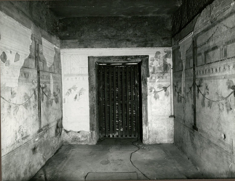 001902 - monumento - Casa di Augusto, "Stanza dei festoni di pino" c.d.: pittura parietale in secondo stile pompeiano, in situ,1965.
Bibliografia: Musatti, G. "Casa di Augusto sul Palatino. L'intervento di restauro e considerazioni sulla decorazione pittorica" in Bollettino d'Arte 2, aprile-giugno 2009 (serie VII) pp. 21 e ss. /  Iacopi, I. "La Casa di Augusto, le pitture" Electa 2007 

Neg. serie F nÂ° 2555