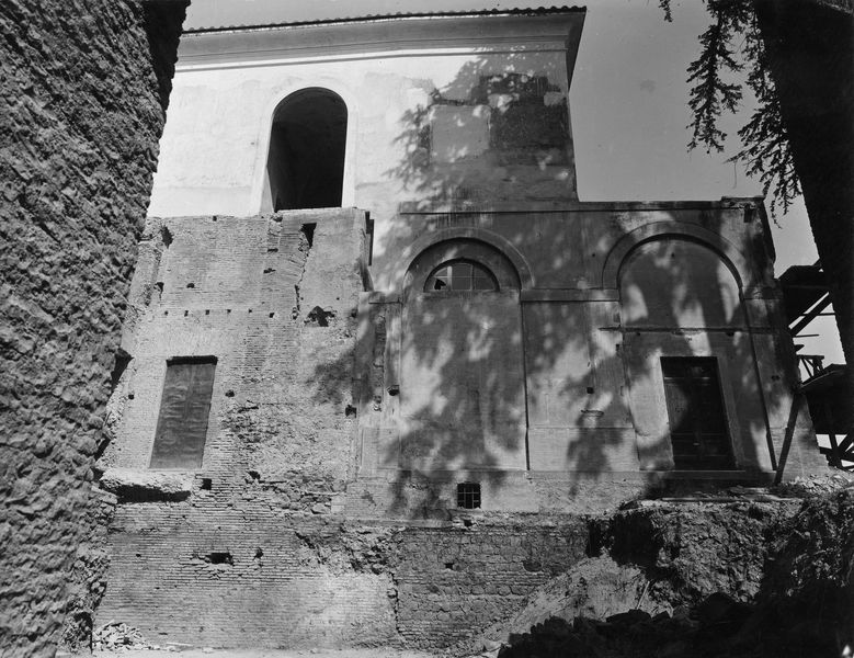 022573 - monumento - Palatino, Domus Augustana, Villa Mills, ex Convento della Visitazione, durante la demolizione, esterno, una facciata; n. serie E, n. 2261