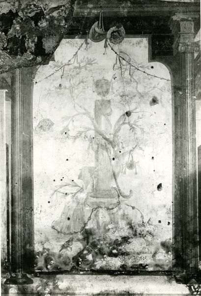 001865 - monumento - Casa di Augusto, "Stanza delle maschere" c.d.: pittura parietale in secondo stile pompeiano, in situ.
Bibliografia: Musatti, G. "Casa di Augusto sul Palatino. L'intervento di restauro e considerazioni sulla decorazione pittorica" in Bollettino d'Arte 2, aprile-giugno 2009 (serie VII) pp. 21 e ss. /  Iacopi, I. "La Casa di Augusto, le pitture" Electa 2007 

Neg. serie Gabinetto Fotografico Nazionale nÂ° E 48635