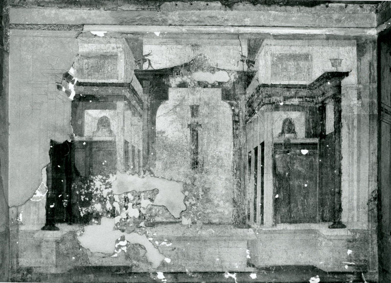 001870 - monumento - Casa di Augusto, "Stanza delle maschere" c.d.: pittura parietale in secondo stile pompeiano, in situ.
Bibliografia: Musatti, G. "Casa di Augusto sul Palatino. L'intervento di restauro e considerazioni sulla decorazione pittorica" in Bollettino d'Arte 2, aprile-giugno 2009 (serie VII) pp. 21 e ss. /  Iacopi, I. "La Casa di Augusto, le pitture" Electa 2007 

Neg. serie 6x6 nÂ° 18028

NOTA BENE: sullo schedone di riferimento Ã¨ stata trascritta erroneamente la collocazione "parete occidentale"; la seguente decorazione appartiene alla parete orientale della stanza.