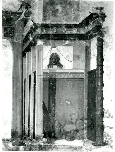 001871 - monumento - Casa di Augusto, "Stanza delle maschere" c.d.: pittura parietale in secondo stile pompeiano, in situ.
Bibliografia: Musatti, G. "Casa di Augusto sul Palatino. L'intervento di restauro e considerazioni sulla decorazione pittorica" in Bollettino d'Arte 2, aprile-giugno 2009 (serie VII) pp. 21 e ss. /  Iacopi, I. "La Casa di Augusto, le pitture" Electa 2007 

Neg. serie 6x6 nÂ° 17971

NOTA BENE: La foto Ã¨ stata stampata a rovescio.