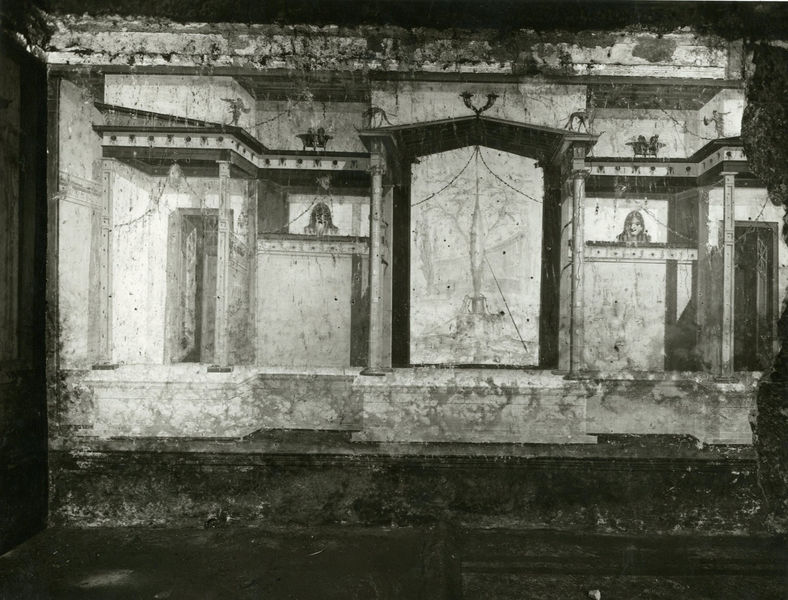 001872 - monumento - Casa di Augusto, "Stanza delle maschere" c.d.: pittura parietale in secondo stile pompeiano, in situ.
Bibliografia: Musatti, G. "Casa di Augusto sul Palatino. L'intervento di restauro e considerazioni sulla decorazione pittorica" in Bollettino d'Arte 2, aprile-giugno 2009 (serie VII) pp. 21 e ss. /  Iacopi, I. "La Casa di Augusto, le pitture" Electa 2007 

Neg. serie Gabinetto Fotografico Nazionale nÂ° E 47767