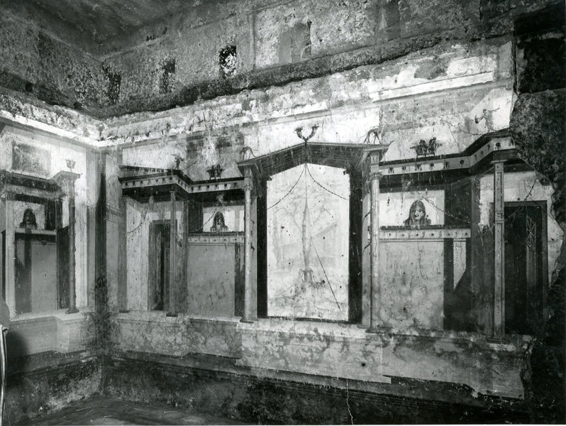 001874 - monumento - Casa di Augusto, "Stanza delle maschere" c.d.: pittura parietale in secondo stile pompeiano, in situ.
Bibliografia: Musatti, G. "Casa di Augusto sul Palatino. L'intervento di restauro e considerazioni sulla decorazione pittorica" in Bollettino d'Arte 2, aprile-giugno 2009 (serie VII) pp. 21 e ss. /  Iacopi, I. "La Casa di Augusto, le pitture" Electa 2007 

Neg. serie F nÂ° 2247