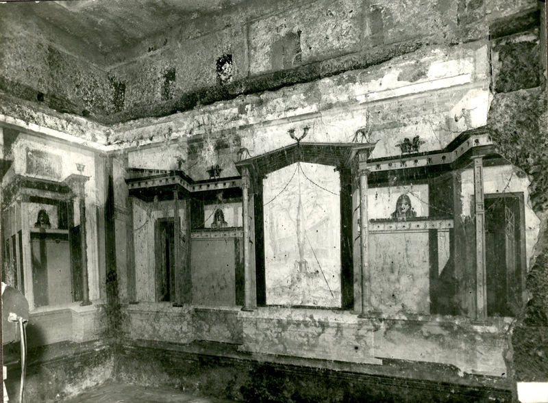 001875 - monumento - Casa di Augusto, "Stanza delle maschere" c.d.: pittura parietale in secondo stile pompeiano, in situ.
Bibliografia: Musatti, G. "Casa di Augusto sul Palatino. L'intervento di restauro e considerazioni sulla decorazione pittorica" in Bollettino d'Arte 2, aprile-giugno 2009 (serie VII) pp. 21 e ss. /  Iacopi, I. "La Casa di Augusto, le pitture" Electa 2007 

Neg. serie F nÂ° 2447
