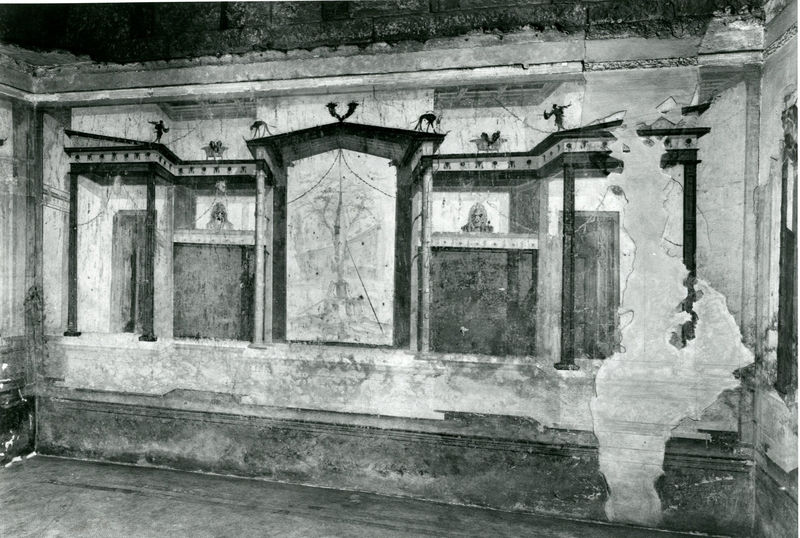 001879 - monumento - Casa di Augusto, "Stanza delle maschere" c.d.: pittura parietale in secondo stile pompeiano, in situ.
Bibliografia: Musatti, G. "Casa di Augusto sul Palatino. L'intervento di restauro e considerazioni sulla decorazione pittorica" in Bollettino d'Arte 2, aprile-giugno 2009 (serie VII) pp. 21 e ss. /  Iacopi, I. "La Casa di Augusto, le pitture" Electa 2007 

Neg. serie 6x6 nÂ° 18029