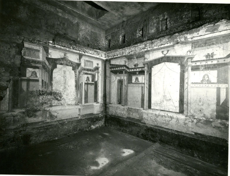 001882 - monumento - Casa di Augusto, "Stanza delle maschere" c.d.: pittura parietale in secondo stile pompeiano, in situ.
Bibliografia: Musatti, G. "Casa di Augusto sul Palatino. L'intervento di restauro e considerazioni sulla decorazione pittorica" in Bollettino d'Arte 2, aprile-giugno 2009 (serie VII) pp. 21 e ss. /  Iacopi, I. "La Casa di Augusto, le pitture" Electa 2007 

Neg. serie Gabinetto Fotografico Nazionale nÂ° E 47768