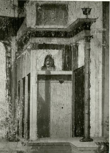 001885 - monumento - Casa di Augusto, "Stanza delle maschere" c.d.: pittura parietale in secondo stile pompeiano, in situ.
Bibliografia: Musatti, G. "Casa di Augusto sul Palatino. L'intervento di restauro e considerazioni sulla decorazione pittorica" in Bollettino d'Arte 2, aprile-giugno 2009 (serie VII) pp. 21 e ss. /  Iacopi, I. "La Casa di Augusto, le pitture" Electa 2007 

Neg. serie Gabinetto Fotografico Nazionale nÂ° E 47769