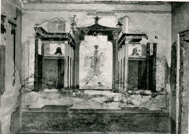 001889 - monumento - Casa di Augusto, "Stanza delle maschere" c.d.: pittura parietale in secondo stile pompeiano, in situ.
Bibliografia: Musatti, G. "Casa di Augusto sul Palatino. L'intervento di restauro e considerazioni sulla decorazione pittorica" in Bollettino d'Arte 2, aprile-giugno 2009 (serie VII) pp. 21 e ss. /  Iacopi, I. "La Casa di Augusto, le pitture" Electa 2007 

Neg. serie 6x6 nÂ° 18027