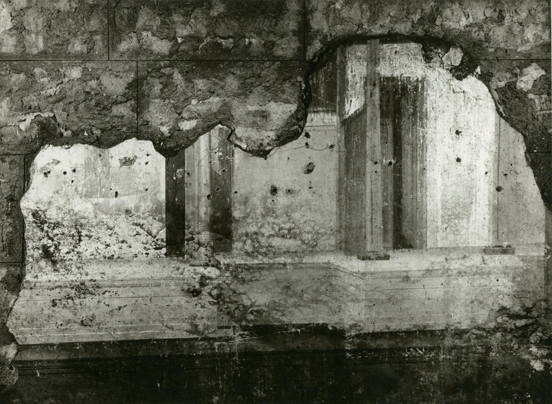 001890 - monumento - Casa di Augusto, "Stanza delle maschere" c.d.: pittura parietale in secondo stile pompeiano, in situ, prima del restauro.
Bibliografia: Musatti, G. "Casa di Augusto sul Palatino. L'intervento di restauro e considerazioni sulla decorazione pittorica" in Bollettino d'Arte 2, aprile-giugno 2009 (serie VII) pp. 21 e ss. /  Iacopi, I. "La Casa di Augusto, le pitture" Electa 2007 

Neg. serie Gabinetto Fotografico Nazionale nÂ° E 47766