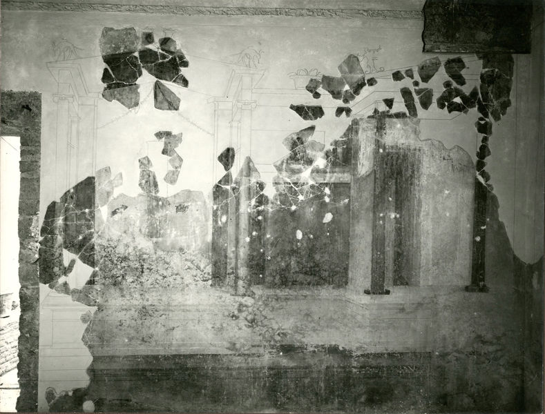 001891 - monumento - Casa di Augusto, "Stanza delle maschere" c.d.: pittura parietale in secondo stile pompeiano, in situ, dopo il restauro.
Bibliografia: Musatti, G. "Casa di Augusto sul Palatino. L'intervento di restauro e considerazioni sulla decorazione pittorica" in Bollettino d'Arte 2, aprile-giugno 2009 (serie VII) pp. 21 e ss. /  Iacopi, I. "La Casa di Augusto, le pitture" Electa 2007 

Neg. serie F nÂ° 2440
